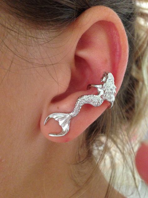 Mermaid ear cuff Mermaid Jewelry, Mermaid Life, Dope Jewelry, Funky Jewelry, Jewelry Lookbook, A Mermaid, Dream Jewelry, Jewelry Inspo, Pretty Jewellery