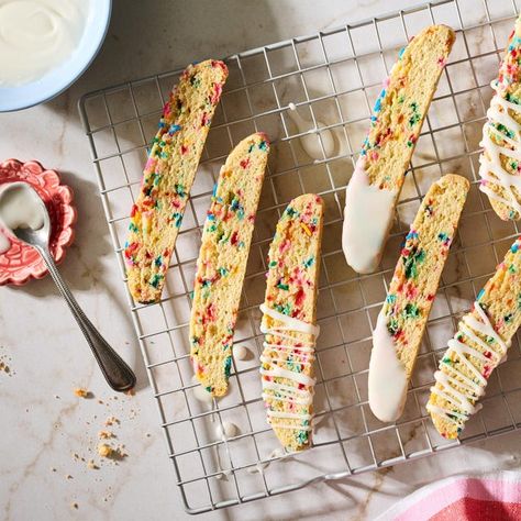 sugar cookie biscotti Sugar Cookie Biscotti, Biscotti Recipe Christmas, Christmas Biscotti Recipe Easy, Easy Biscotti, Unique Christmas Cookies, Peach Dumplings, Butter Sugar Cookies, Xmas Baking, Homemade Food Gifts