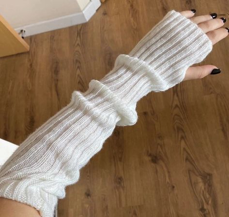 Cute Arm Warmers Aesthetic, Leg Warmers On Arms, Crochet Arm Warmers Aesthetic, Hand Warmers Aesthetic, Handwarmers Outfits Aesthetic, Fashion Gloves Women, Arm And Leg Warmers, Arm Warmers Outfit, Foto Top