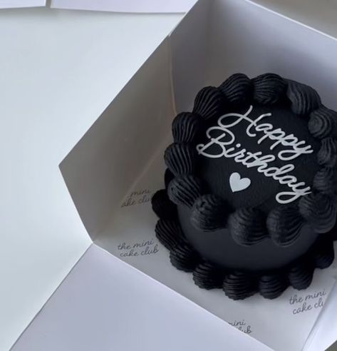 Black Cake Inspo Birthday, Black Birthday Astethic, Guy Bday Cake, Cake Designs For Men Simple, Black Cake Men, Circle Cakes Birthday, Black Cake Birthday Men, 18th Birthday Cake Black And White, 21 Bday Cake For Men