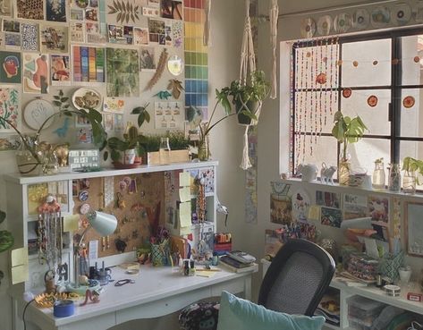 Indie Room Desk, Indie Desk Decor, Colorful Indie Room, Soft Indie Room, Artsy Room Ideas, Indie Dorm, Alt Room Ideas, Alice In Wonderland Door, Artsy Room