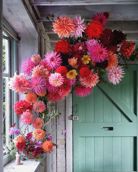 Flower Magazine on Instagram: “Forecast: cloudy with a chance of dahlias. 📸 and floral design by @bloomandburn” Modern Tea Party, Dahlia Varieties, Flower Magazine, Crepe Paper Flowers Diy, Dahlias Wedding, Growing Dahlias, Fall Flower Arrangements, British Flowers, Flower Installation