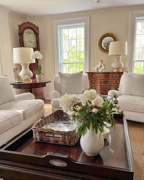 One Plan Living Room No Tv Stand, Beautiful House Designs, Living Room Hutch, Southern Living Rooms, Classic House Interior Design, Louisiana Homes, Nancy Meyers, Cottage Inspiration, Southern Home