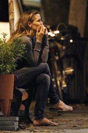 Jennifer Garner takes a phone call outside an Atlanta restaurant Tuesday. Rafe Mccawley, Ben Affleck Kids, Miracles From Heaven, Phone Conversation, Atlanta Restaurants, Phone Calls, Jennifer Garner, The Verge, Ben Affleck