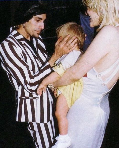 Perry Farrell, Frances Bean Cobain & Courtney Love at 1993 MTV VMA’s 🎶🖤🎶 this is cool Eric Avery, Nirvana Music, Perry Farrell, Courtney Love Hole, Mtv Music Awards, Kurt And Courtney, Frances Bean Cobain, Dave Navarro, Star Costume