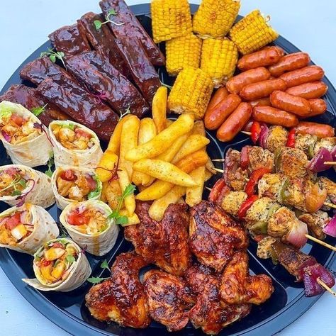 Amazing Food Platters, Food Boards, Meat Platter, Party Food Buffet, Catering Ideas Food, Party Food Platters, Healthy Food Dishes, Catering Food, Buffet Food