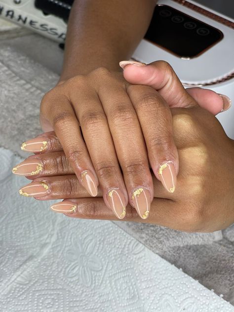 Nude acryic set + gold flakes Gold Flakes Acrylic Nails, Gold Flakes Nails, Gold Flake Nails, Natural Almond Nails, Nude Acrylic Nails, Gold Flake, Almond Nails Designs, Almond Shaped, Neutral Nails