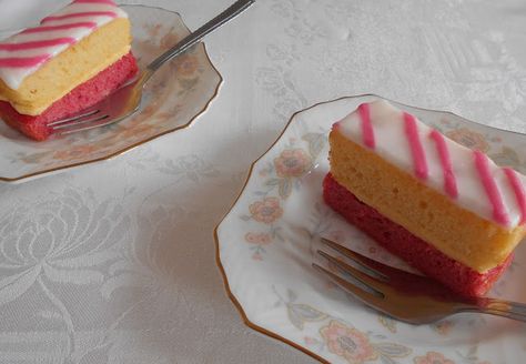 Angel Slices, Mr Kipling, Bread Biscuits, Rhubarb And Custard, Slices Recipes, Baking Blog, Cake Baking, Food Cake, Rhubarb