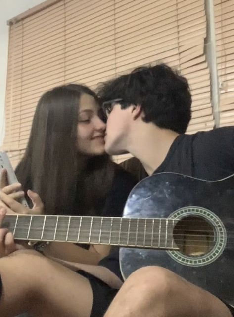 Guitar Boyfriend Aesthetic, Couple With Guitar, Guitar Boyfriend, Couple Guitar, Guitar Couple, Parejas Aesthetic, People Interacting, Guitar Guy, Guitar Boy