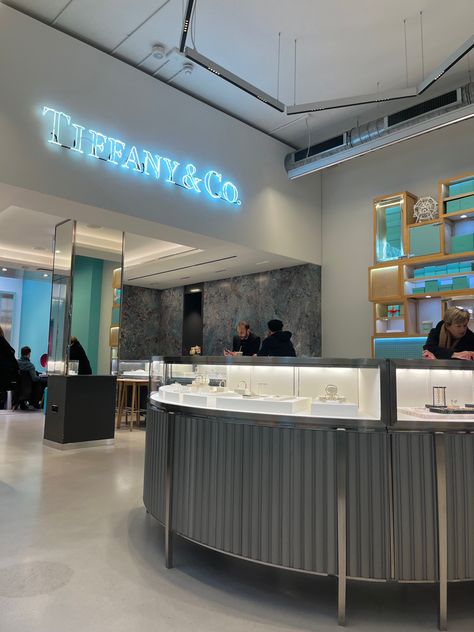 Tiffany Store, Jewelry Store Design, Jewellery Shop Design, Store Design Boutique, Breakfast At Tiffanys, Jewellery Shop, Covent Garden, Tiffany And Co, Stand Design