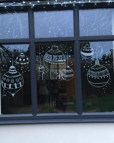 Painted Window Art, Christmas Mirror, Window Christmas, Christmas Window Painting, Window Drawing, Christmas Window Display, Winter Window, Christmas Window Decorations, Chalk Pens