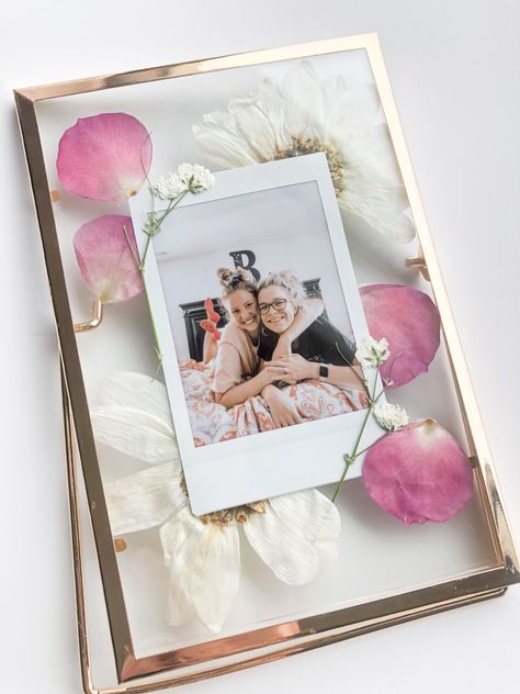 A 6x4 in floating frame. The frame includes one custom instax mini and pressed flowers. A great gift idea for someone you love. Flower Polaroid, Instax Ideas, Snack Tower, Polaroid Frames, Pressed Flowers Frame, Pressed Flower Frame, Romantic Ideas, Polaroid Frame, Makeup Party