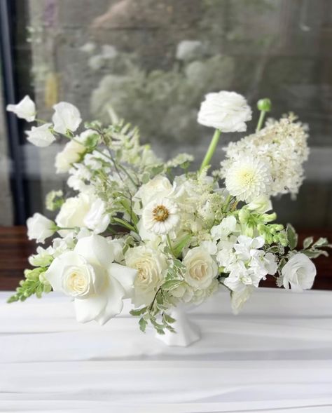 White Table Bouquet Flower Arrangements, White Wildflower Centerpieces, Wedding Table Decorations Modern, Elegant White Wedding Flowers, White Floral Arrangements Centerpieces, White Centerpiece Flowers, Centrepieces For Weddings, All White Flower Arrangements, Compote Centerpiece Wedding