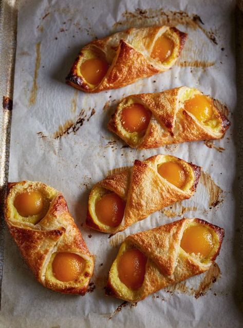 Apricot and almond puff pastries Almond Puff, Pastry Treats, Apricot Recipes, Puff Pastries, Chocolate Croissant, Puff Pastry Recipes, Pastry Desserts, Pastry Dough, Artisan Bread