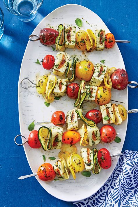 Outdoor Appetizers, Vegetable Kebabs, Colorful Veggies, Fresh Tomato Recipes, Kebabs On The Grill, Mint Recipes, Kebab Recipes, Beach Meals, Summer Side Dishes