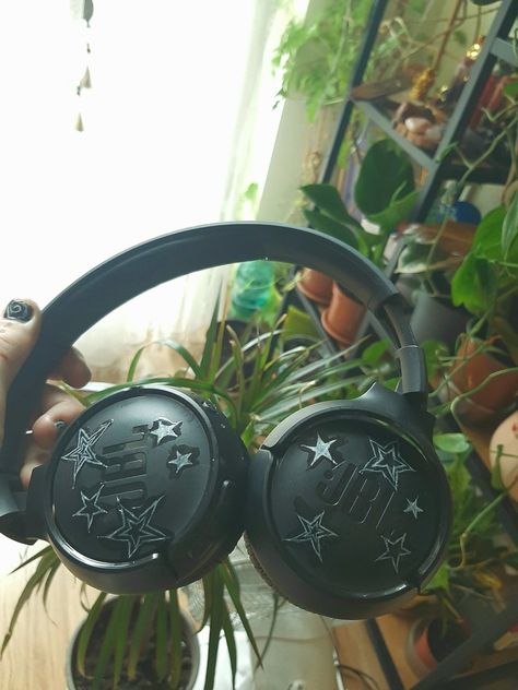 handmade decorated, stars hippie grunge 🎧⭐🧿 Painted Headphones Ideas, Emo Hippie Aesthetic, Grunge Headphones, Headphones Grunge, Decorating Headphones, Decorated Headphones, Headphone Art, Jacob Wolf, Emo Hippie