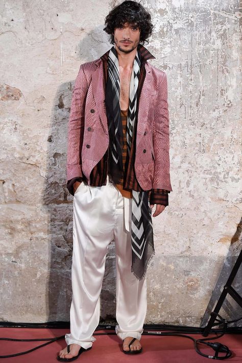 See the complete Haider Ackermann Spring 2015 Menswear collection. Haider Ackermann, Moda Vintage, 2015 Fashion, Spring Summer 2015, Men Looks, Summer 2015, Primavera Estate, Paris Fashion, Summer Collection