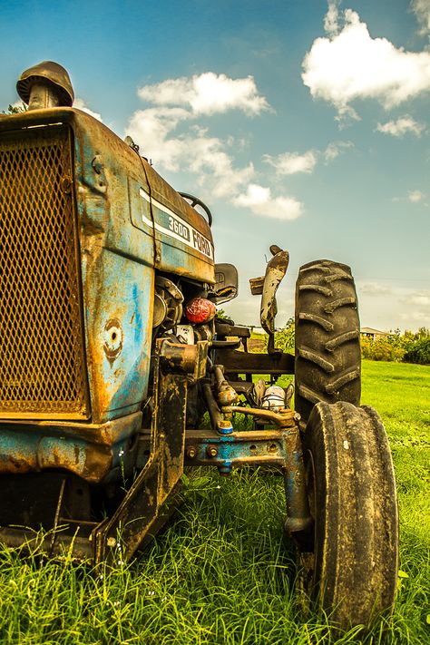 Tractor Photography, Beautiful Graffiti, Tractor Photos, Farming Life, Ford Tractor, Old Tractor, Country Aesthetic, Ford Tractors, Farm Art