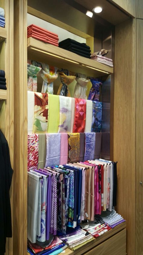 Silk And Cashmere, Wardrobe Organisation Shawl, Dupatta Display Ideas, Scarf Store Design, Hijab Store Design, Hijab Storage Ideas, Fabric Shop Display, Fabric Store Displays, Small Office Design Interior