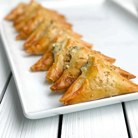 Spanakopita Triangles Recipe, Spanakopita Triangles, Room Temperature Appetizers, Phyllo Dough Recipes, Greek Spinach Pie, Greek Appetizers, Easy To Make Appetizers, Make Ahead Appetizers, Spinach Pie