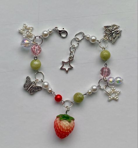 Charm Bracelet Cute, Beaded Charm Bracelets Diy, Kawaii Friendship Bracelet, Friendship Bracelets Strawberry, Strawberry Charm Bracelet, Diy Jewelry Aesthetic, Friendship Bead Bracelets, Charm Bracelet Ideas, Friendship Bracelets Beads