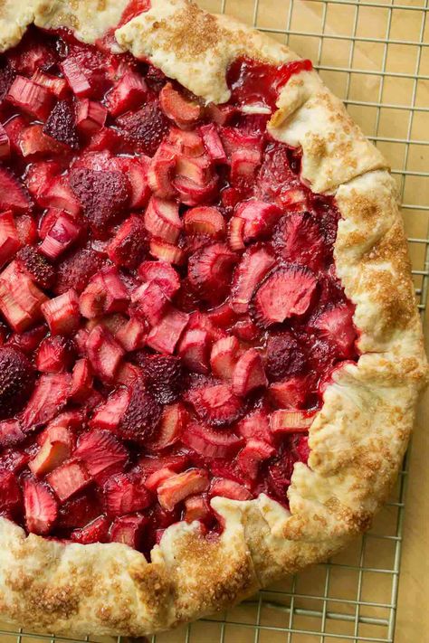 Tort Recipes, Rhubarb Torte, Rhubarb Ideas, Strawberry Rhubarb Tart, Rhubarb Galette, Rhubarb Rhubarb, Rhubarb Tart, Fruit Tart Recipe, Tart Dough