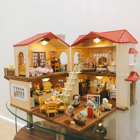 Dollhouse Sylvanian Families, Calico Critters Village, Mini House Toy, Calico Critters Strawberry, Sylvanian Families House Ideas, Aesthetic Sylvanian Families, Sylvanian Family House, Calico Critters House Ideas, Calico Critter House