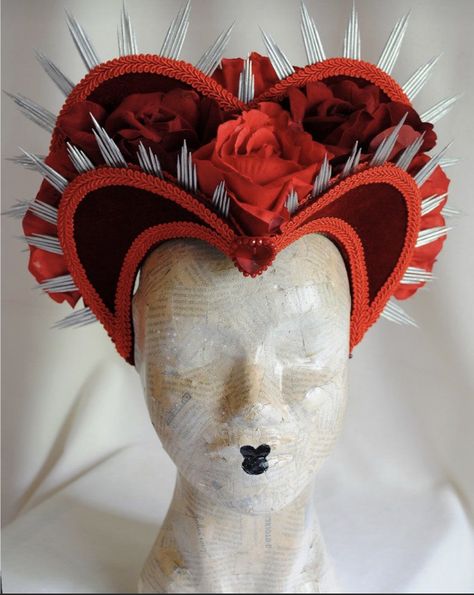 Heart Headpiece, Queen Of Heart, Alice In Wonderland Characters, Heart Costume, Queen Of Hearts Costume, Sublimation Ideas Projects Inspiration, Diy Halloween Costumes Easy, Fantasias Halloween, Red Queen