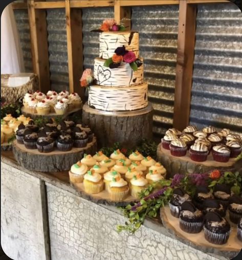 Trunk Cake, Tree Trunk Cake, Barn Wedding Cakes, Rustic Dessert Table, Wedding Cupcake Display, Rustic Cupcakes, House Reception, Cupcake Table, Rustic Wedding Showers