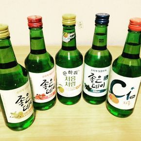 [Especial BrazilKorea] Bebidas Coreanas – Soju (소주) Soju Drinks, Korean Soju, Sweet Night, Magic City, Food Wallpaper, Time To Eat, Willy Wonka, Japan Food, Soju