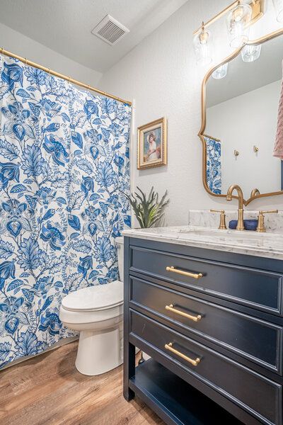 Southern Charm Wallpaper, Home Decor Ideas Southern, Southern Home Design Interior, Classic Southern Interior Design, Southern Style Bathroom, Southern Minimalist Home, Georgia Home Decor, Southern Charm Interior, Southern Prep Home Decor