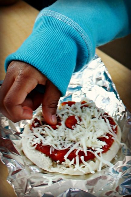 Cooking in the Classroom: Making Mini Pizzas - The Little Things Preschool Preschool Cooking Projects, School Cooking Activities, Pizza Day Preschool, Cooking For Preschoolers, Cooking Preschool Theme, Pizza Art Preschool, Cooking Theme Preschool, Cooking With Preschoolers In The Classroom, Easy Classroom Cooking Activities