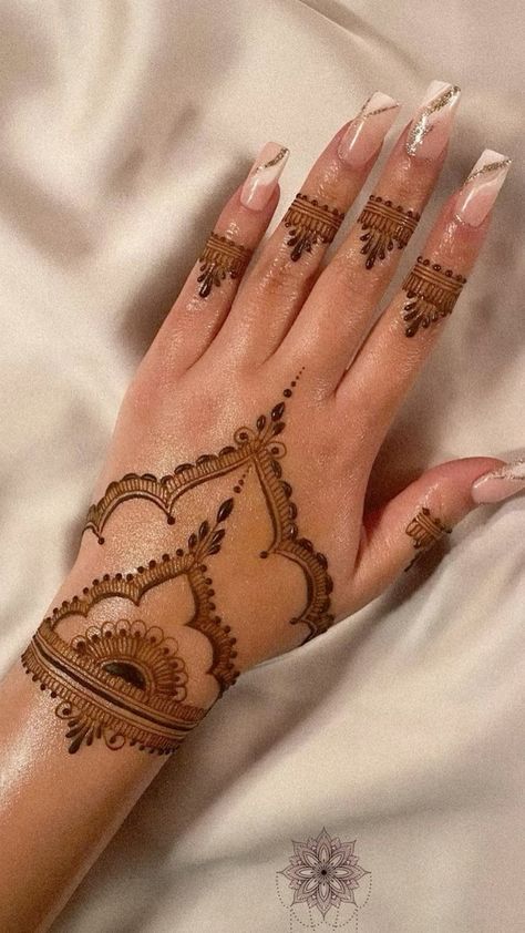 Mehandi Simple Aesthetic, Simple Design Henna, Mehendi Designs Very Simple, Mehdi Designer Simple Front Hand, Aesthetic Finger Mehendi Designs Simple, Mehndi Designs For Chubby Hands, Simple Mendhi Design Back Hand, Cute Simple Mehendi Designs, Inside Henna Design