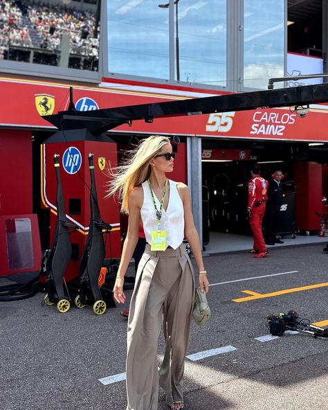 F1 Paddock Outfit, F1 Outfits Women, F1 Race Outfit, F1 Paddock Fashion, Journalist Outfit, Miami Gp, Pants Ideas, F1 Aesthetic, Frida Aasen