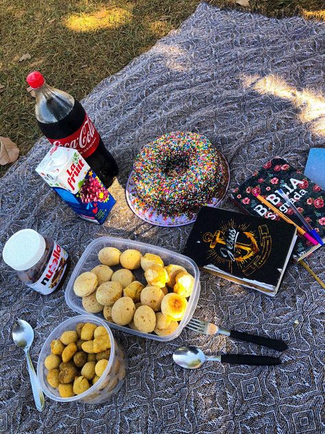 Inspiração piquenique cristão em parque Picnic Date Food, Picnic Inspiration, Party Food Buffet, Picnic Date, Instagram Feed Ideas, Meal Time, Kids Meals, Food Inspiration, Health Food