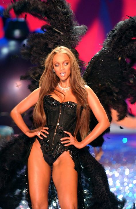 Tyra Banks' last Victoria's Secret Fashion Show, November 2005. Victoria's Secret best fashion show, in my opinion. Black Supermodels, Jean Patou, Jeanne Lanvin, Vs Fashion Shows, Tyra Banks, Vs Models, Victorias Secret Models, Victoria Secret Angels, Victoria Secret Fashion