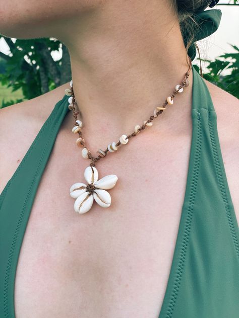 Cowrie Shell Flower Diy, Beach Necklace Ideas, Cowrie Necklace, Hip Jewelry, Cowrie Shell Jewelry, Earthy Necklace, Surf Jewelry, Island Jewelry, Seashell Jewelry