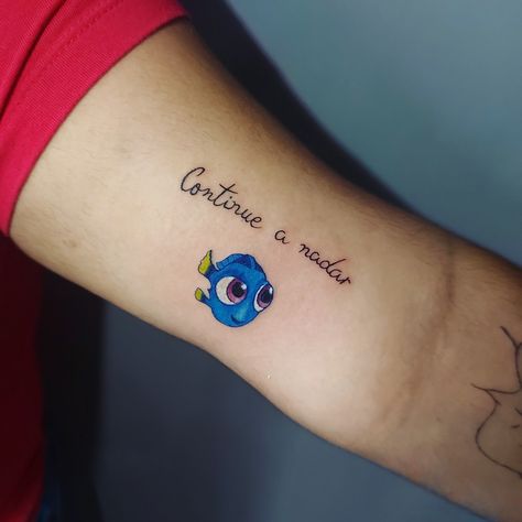 Tattoo dori de procurando Nemo Finding Nemo Tattoo, Nemo Tattoo, Dory Tattoo, Tattoo Future, Continue A Nadar, Sibling Tattoos, Matching Tattoo, Finding Dory, Family Tattoos