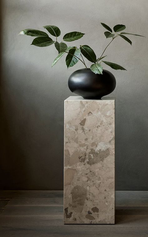 Plants On Pedestals, Pedestal With Plant, Black White Green Interior, Plant On Pedestal, Pedestal With Vase, Luxury Plants Interior Design, Art Pedestal, Flower Pedestal, Marble Pedestal