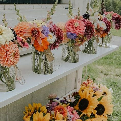 Flower Farm Stand Ideas, Cut Flower Stand, Diy Flower Stand, Winery Aesthetics, Market Bouquets, Flower Crown Bar, Floral Market, Peace Garden, Summer Flower Arrangements