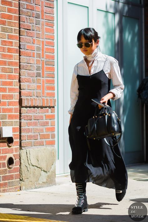 Black Button Down Shirt Outfit, Button Down Layering, Street Style Fashion Photography, Margaret Zhang, Fashion Show Backstage, Look Adidas, Reportage Photography, Street Style 2017, Streetstyle Fashion