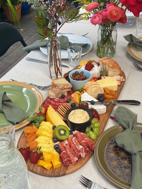 Aesthetic Food For Party, Fairycore Food Ideas, Cottage Core Birthday Aesthetic, Fairy Core Birthday Party Ideas, Cottagecore Charcuterie Board, Charcuterie Board Garden Party, Fruit Charcuterie Board Aesthetic, Garden Party Cottagecore, Cottagecore Picnic Food