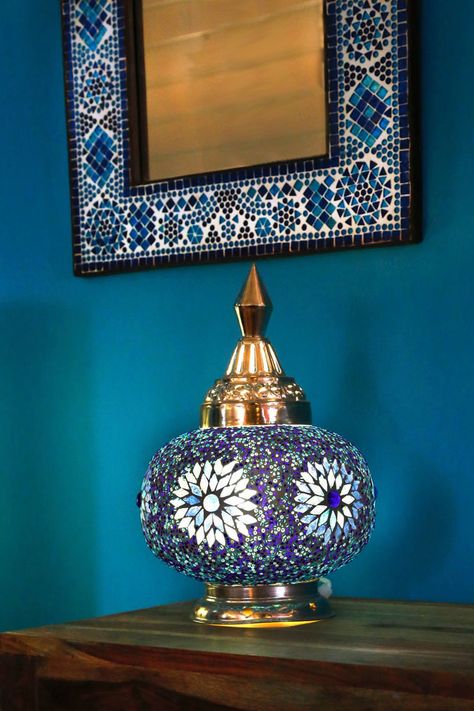 Een super leuk blauw glasmozaïek tafellampje voor een oriëntaals accent in je woonkamer. Turkish Design, Hand Craft, Interior Design Trends, Interior Design Bedroom, Interior Design Living Room, Beautiful Blue, Ibiza, Morocco, Lanterns