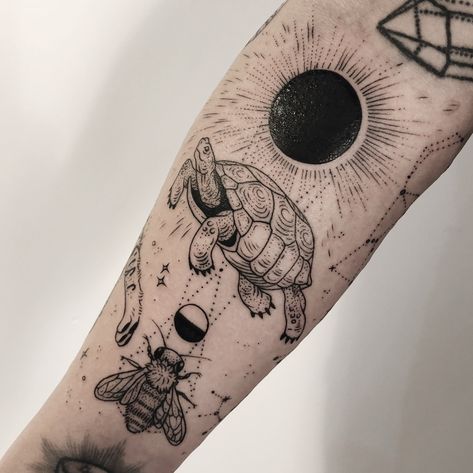 solar eclipse, California tortoise, honeybee, tiger, glow worm, narwhal, and constellations by Pony Reinhardt at Tenderfoot Studio in Brooklyn, NYC. For more, follow on IG: freeorgy Solar Eclipse Tattoo, Pony Reinhardt, Black Hole Tattoo, Tortoise Tattoo, Eclipse Tattoo, Astronomy Tattoo, Turtle Tattoos, Tattoo 2023, Tatuagem Masculina Pequena