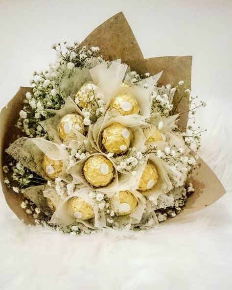 Csoki virágcsokor! Ferrero Rocher! Chocolate bouquet diy! Bouquet Diy Gift, Ferrero Rocher Bouquet, Chocolate Flowers Bouquet, Food Bouquet, Chocolate Bouquet Diy, Chocolate Ideas, Edible Bouquets, Diy Chocolate, Sweet Trees