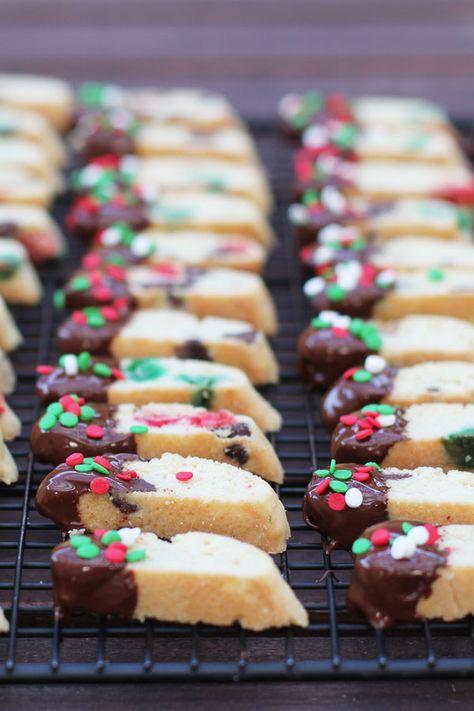 Holiday Biscotti, Christmas Cookie Exchange Recipes, Cookie Exchange Recipes, Italian Christmas Cookies, Irish Christmas, Holiday Cookie Exchange, Biscotti Cookies, Biscotti Recipe, Christmas Cookie Exchange