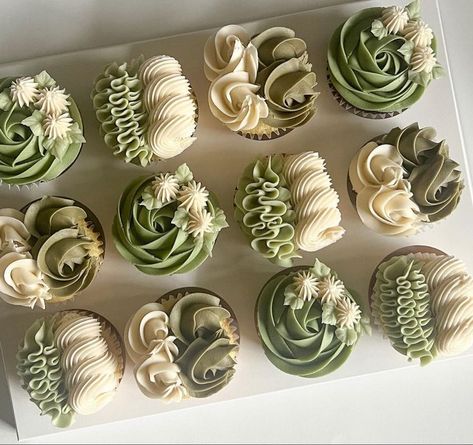 White Green Cupcakes, Sage Green And White Wedding Cupcakes, Sage White And Gold Cupcakes, Sage Green Boho Cake, Cupcakes With Leaves, Green Frosting Cake, Green Wedding Cupcakes Ideas, White And Green Wedding Cupcakes, Cupcakes With Green Frosting