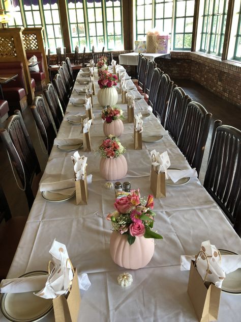 Pink Pumpkin Bridal Shower Ideas, Pink Fall Centerpieces, Pumpkin Shower Centerpiece, Pink Pumpkin Dessert Table, Fall Baby Shower Tables, Pumpkin Gender Reveal Centerpieces, Baby Shower Fall Centerpieces, Little Pumpkin Baby Shower Table Decor, Fall Baby Shower Centerpieces For Girl