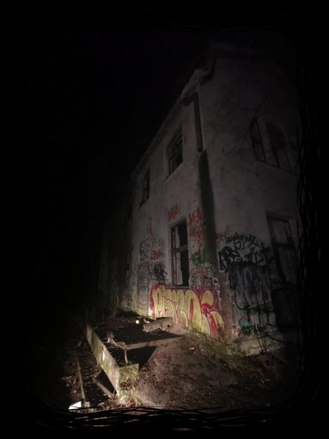 Ghost Hunting Aesthetic, Paranormal Aesthetic, Eerie Places, Creepy Images, Strange Places, Ghost Hunting, Edgy Wallpaper, Dark Art Illustrations, Dark Night