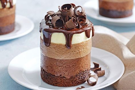 Layered chocolate mousse cakes Raclette Originale, Galette Des Rois Recipe, Triple Chocolate Mousse Cake, Chocolate Mousse Cake Recipe, Cake Brownie, Dessert Mini, Mousse Cake Recipe, Dark Chocolate Mousse, Mini Torte